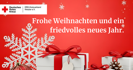 Weihnachtsgruß Weihnachtliche Szene mit großen weißen Schneeflocken, Geschenken mit roten Schleifen, Tannenzapfen und Weihnachtskugel vor rotem Hintergrund.