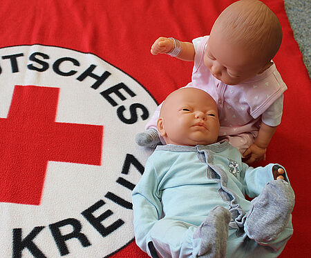 Babysitter-Profi werden DRK Abzeichen zwei Puppen