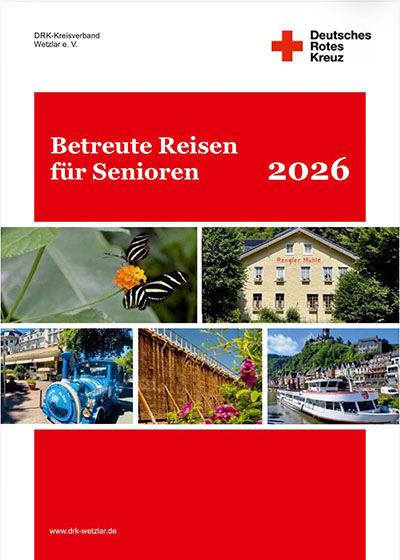 Betreute Reisen 2026 Titelblatt einer Broschüre mit rotem Banner und weißer Schrift 'Betreute Reisen für Senioren 2026', darunter fünf Fotos: Schmetterling auf Blume, Gebäude mit Schrift 'Rengler Mühle', blauer Traktor, Holzbrücke mit Blumen, Ausflugsboot auf Fluss.
