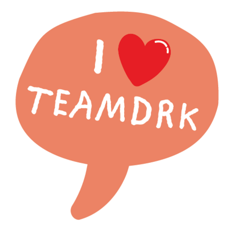 Sprechblase mit rotem Herz und weißer Schrift 'TEAMDRK'