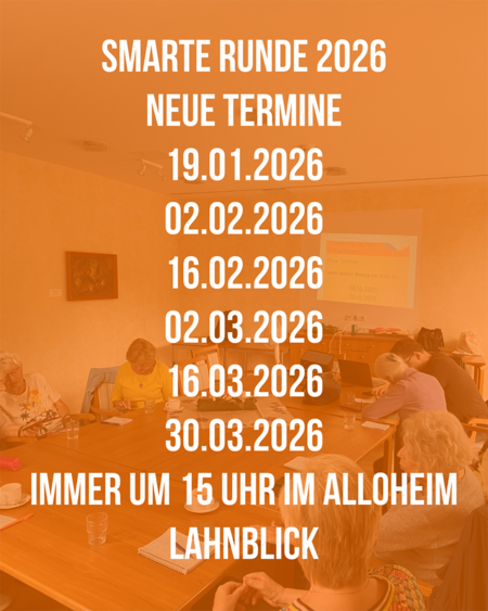 Mehrere Personen sitzen an einem Tisch in einem Raum mit einem Beamer, darüber Text mit Terminen für die "Smarte Runde 2026" im Alloheim Lahnblick